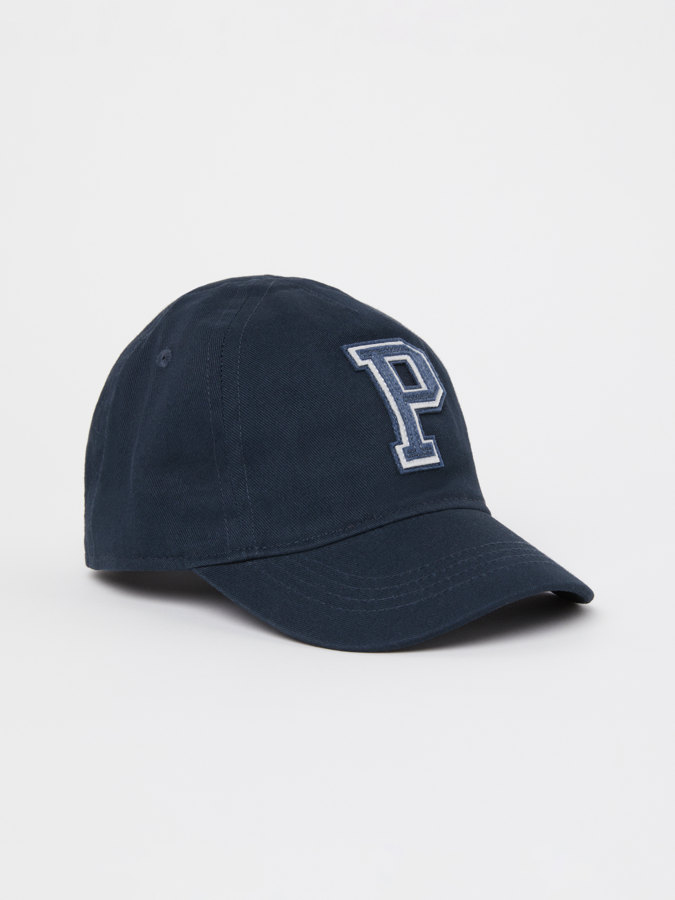 Cap with "P" appliqué in solid color