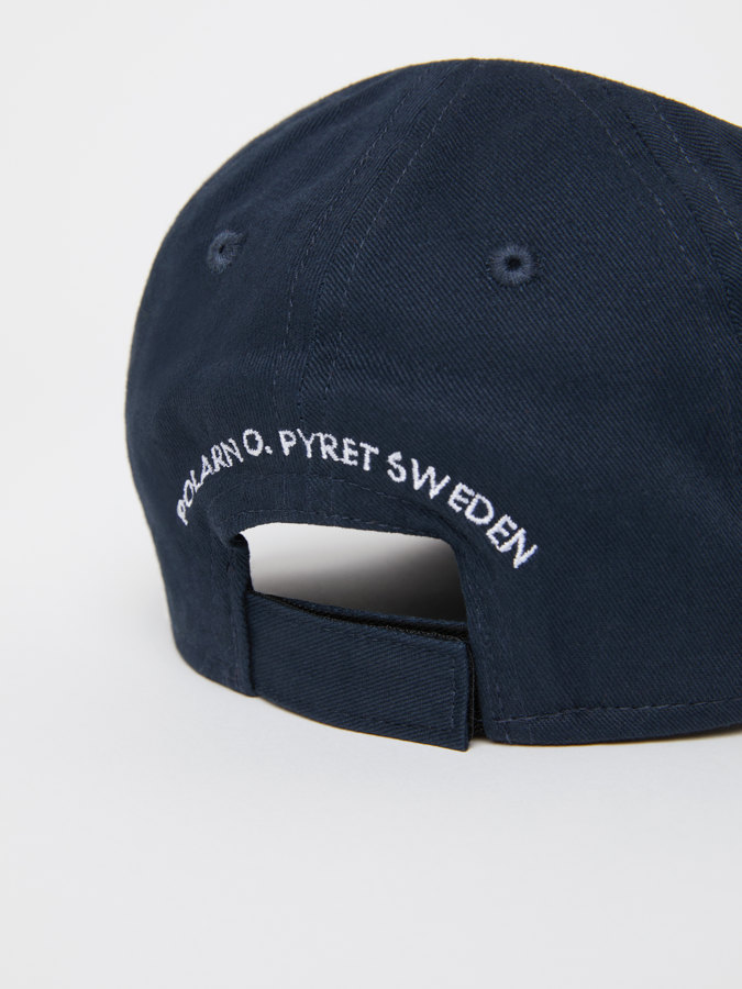 Cap with "P" appliqué in solid color