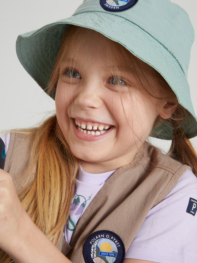 Bucket hat in solid color
