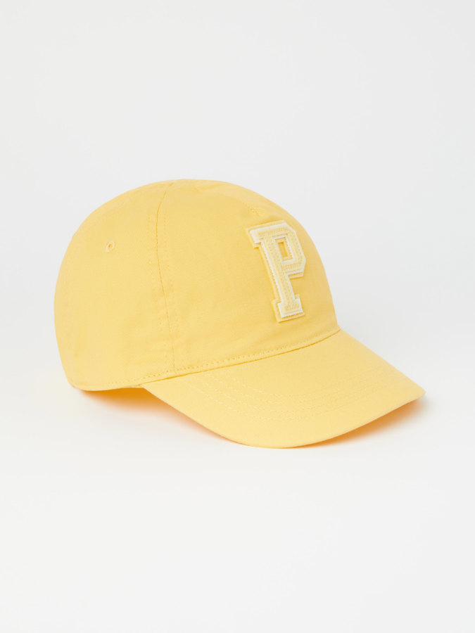 Cap with "P" appliqué in solid color