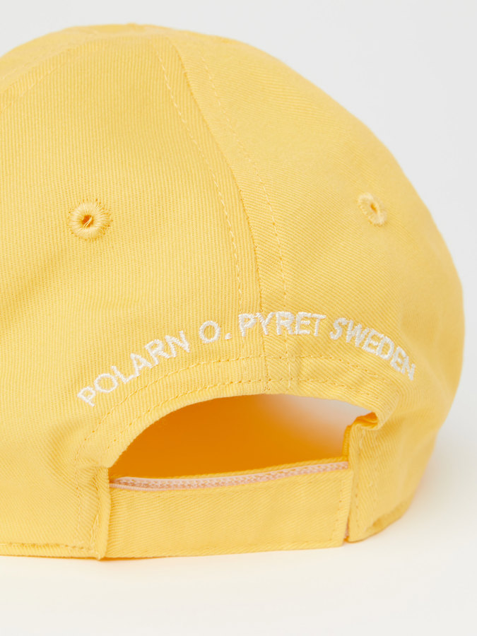 Cap with "P" appliqué in solid color