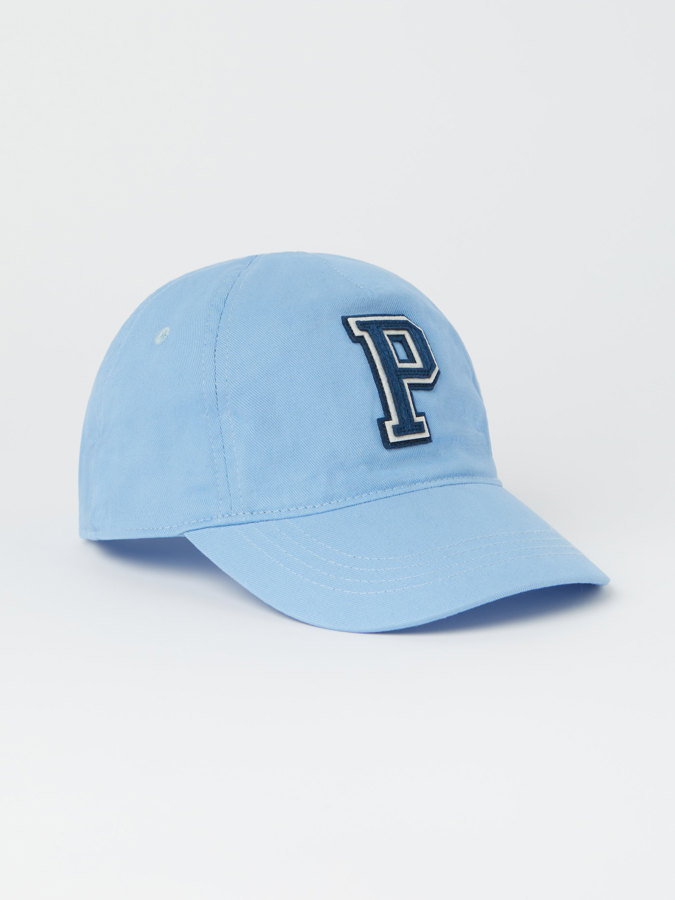 Cap with "P" appliqué in solid color