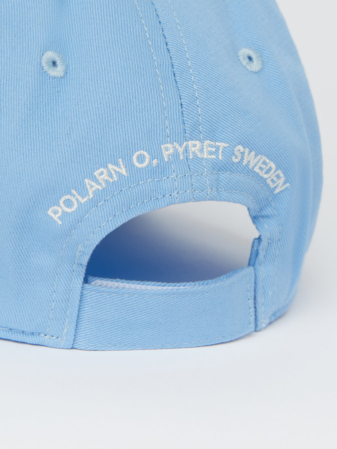 Cap with "P" appliqué in solid color