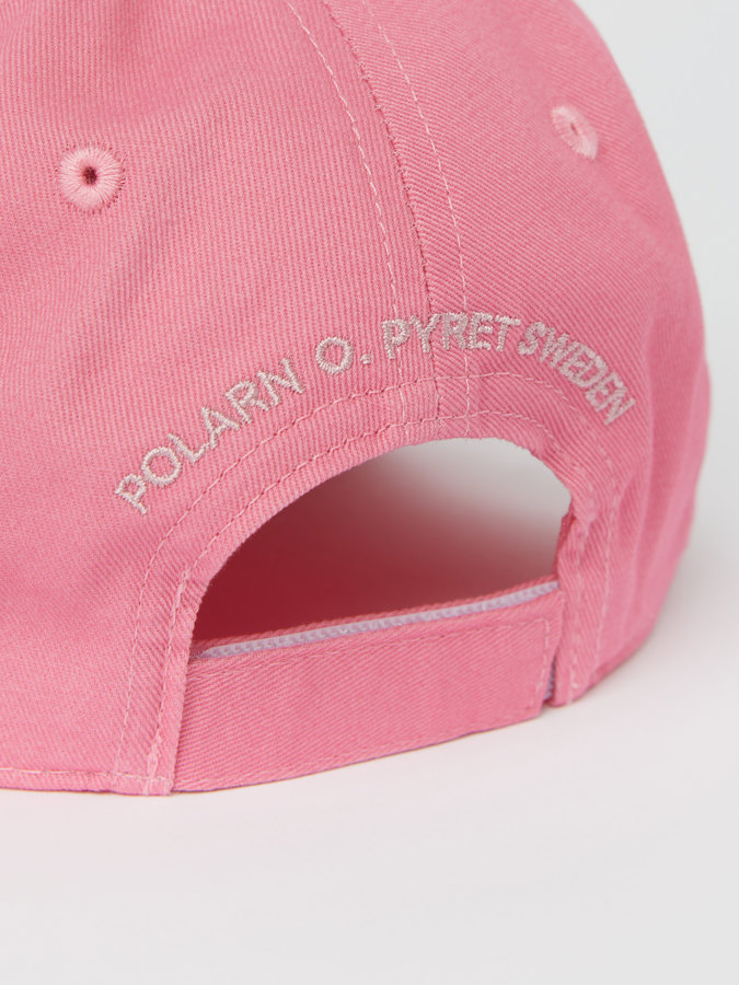 Solid coloured cap with appliqué