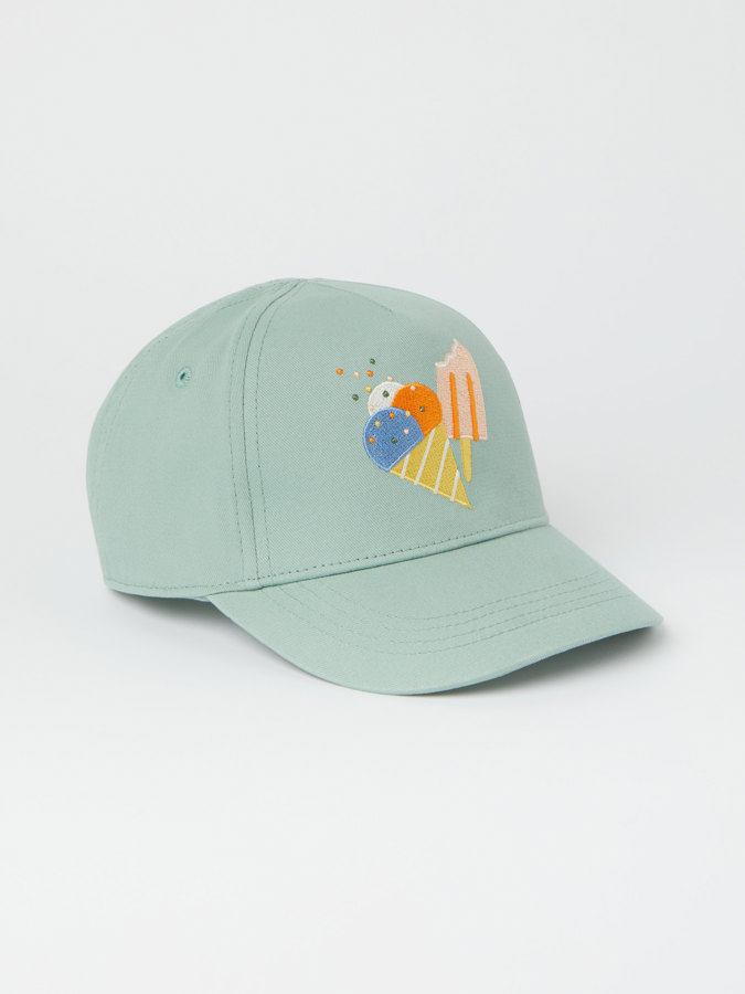 Solid coloured cap with appliqué