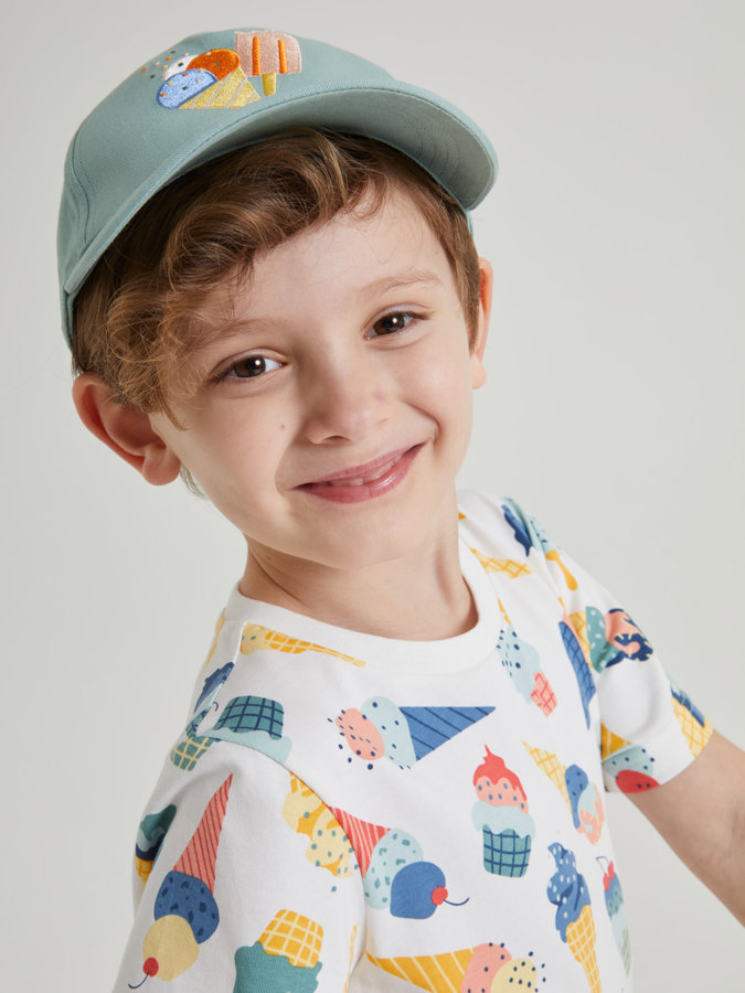 Solid coloured cap with appliqué
