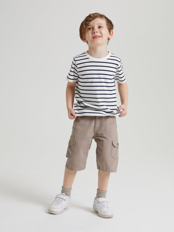Woven cargo shorts in solid color
