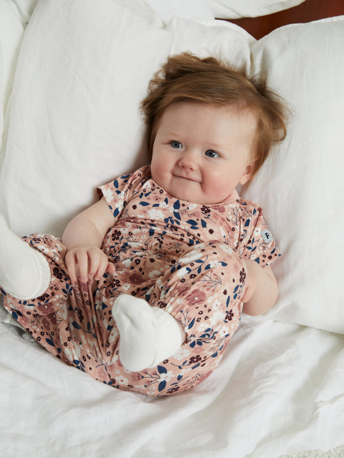 Short-sleeved babygrow in viscose with a floral print Short-sleeved babygrow in viscose with a floral print