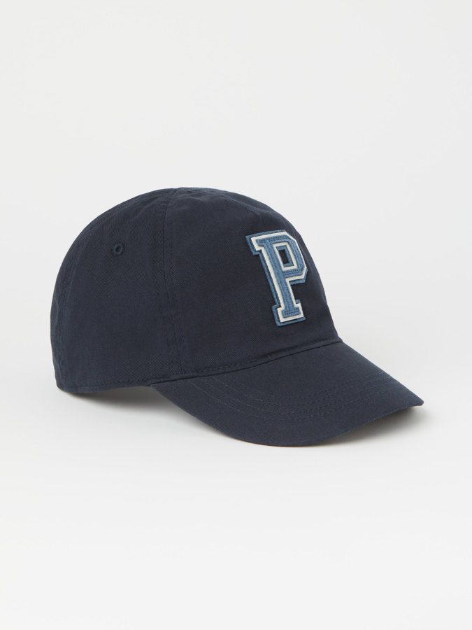 Cap with "P" appliqué in solid color