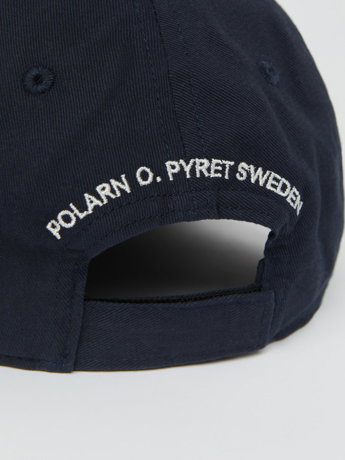 Cap with "P" appliqué in solid color