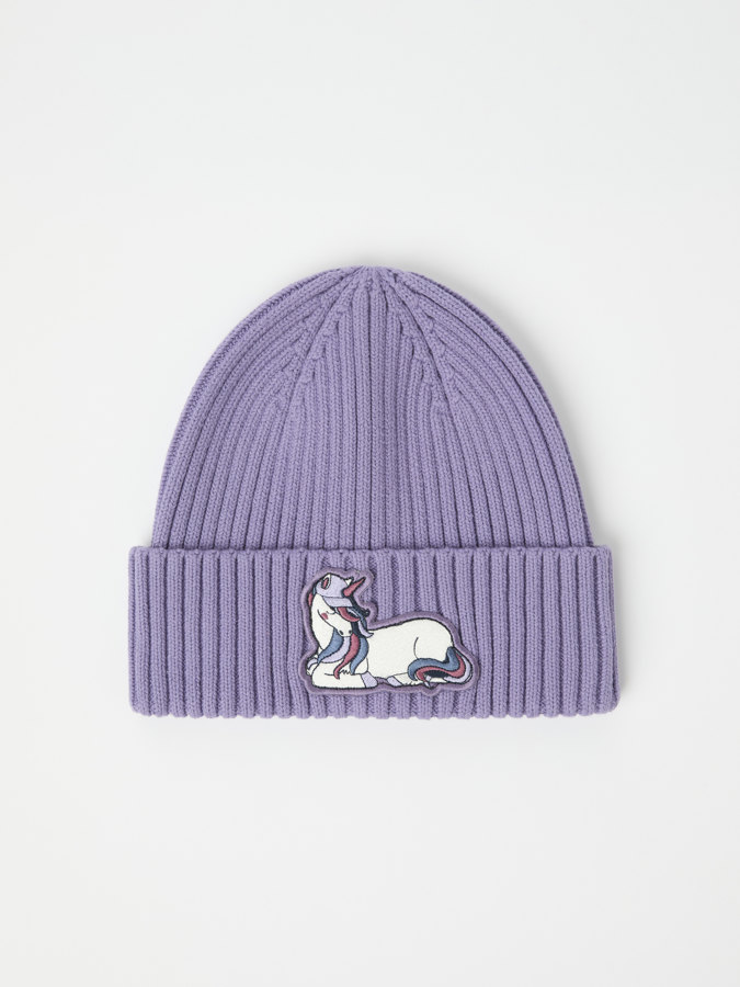 Solid color, ribbed beanie with appliqué