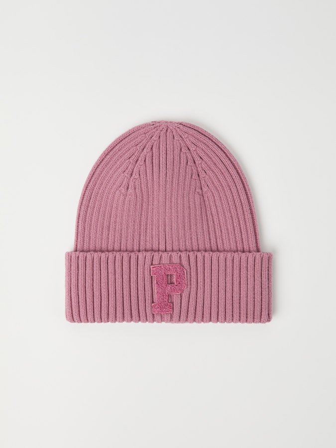 Solid color, ribbed beanie with "P" appliqué