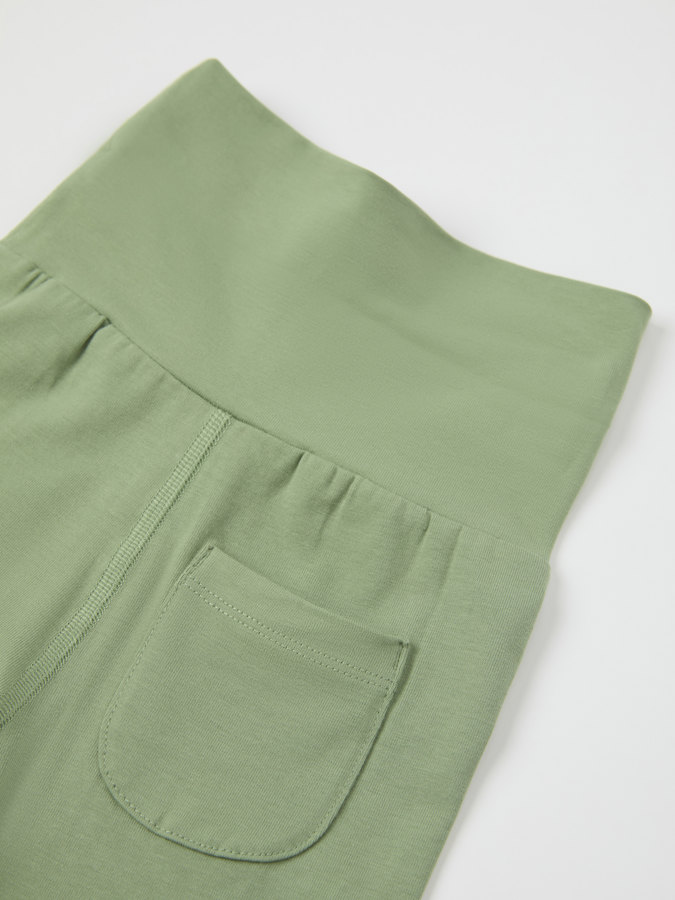 Solid color pants with fold-down cuffs