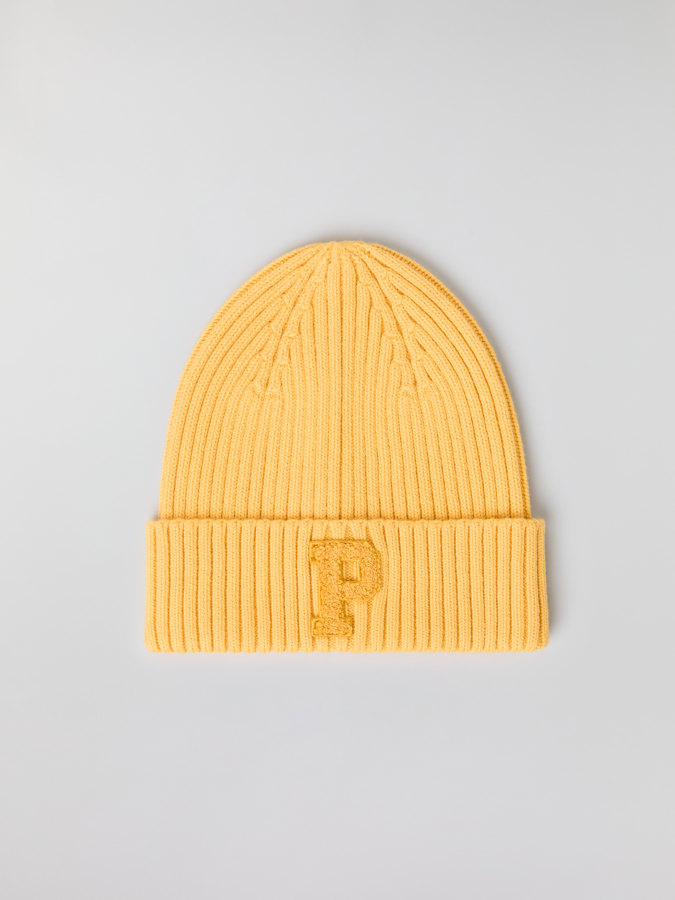 Ribbed beanie with "P" appliqué