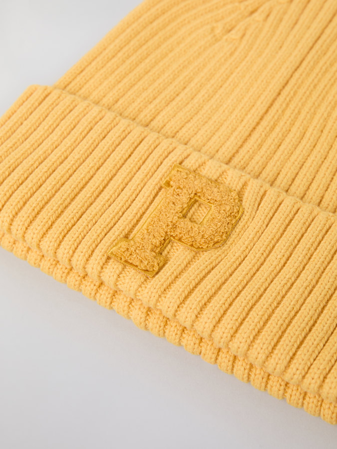 Ribbed beanie with "P" appliqué