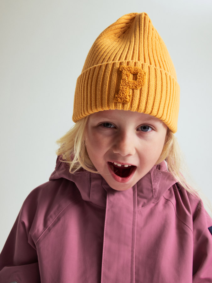 Ribbed beanie with "P" appliqué