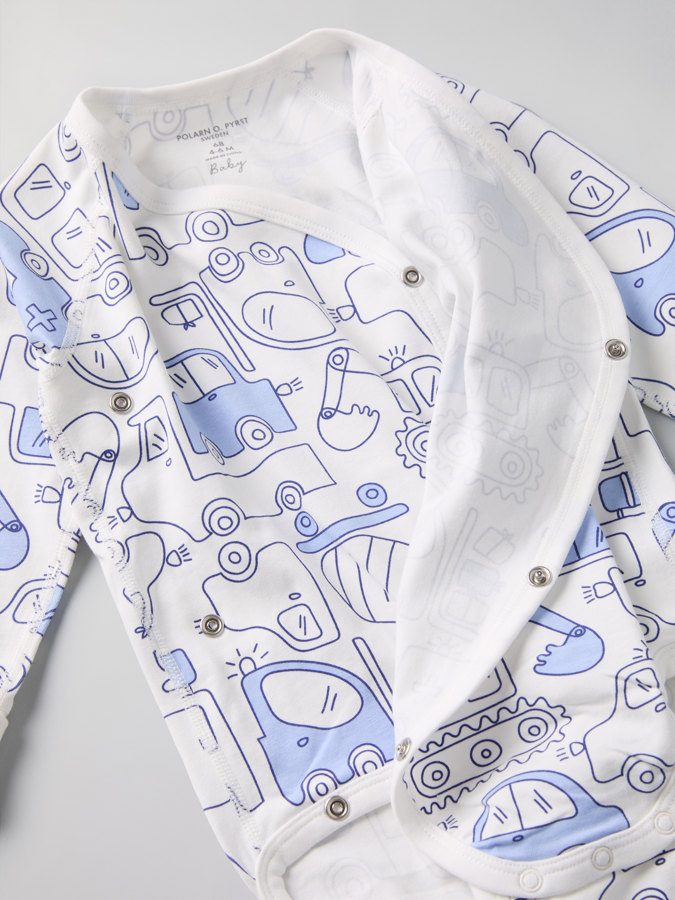 Extendable wraparound babygrow with car print