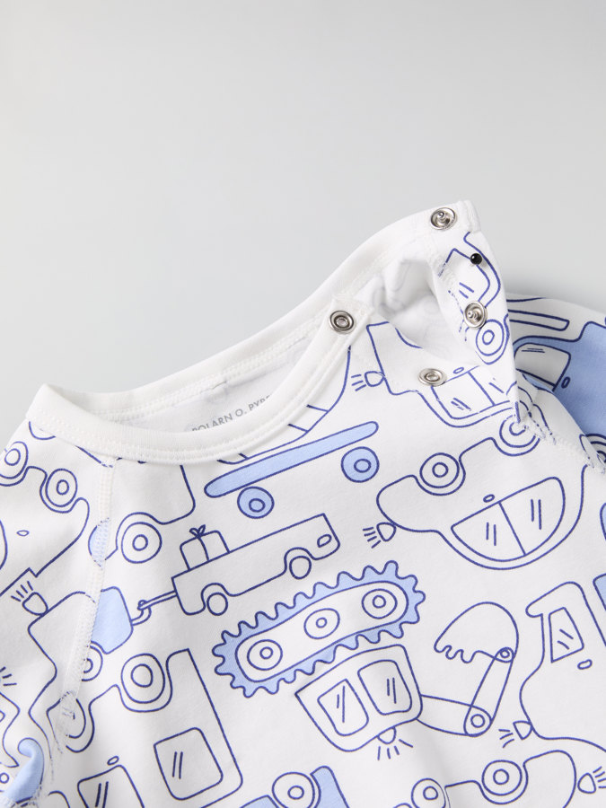 Extendable babygrow with car print