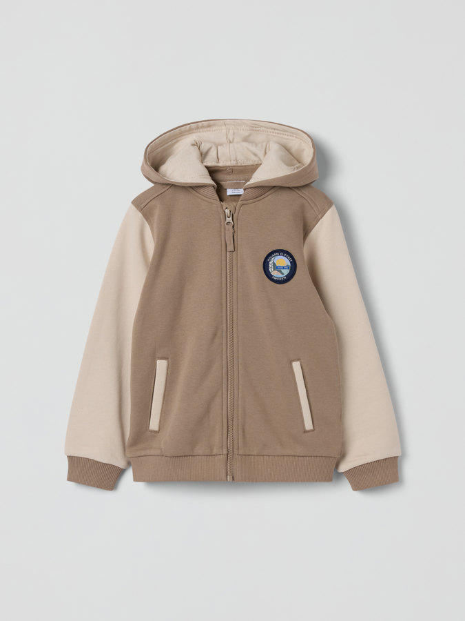 Hoodie with pouch pocket