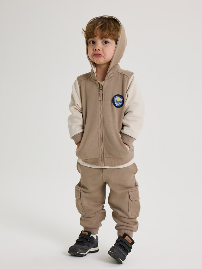 Hoodie with pouch pocket