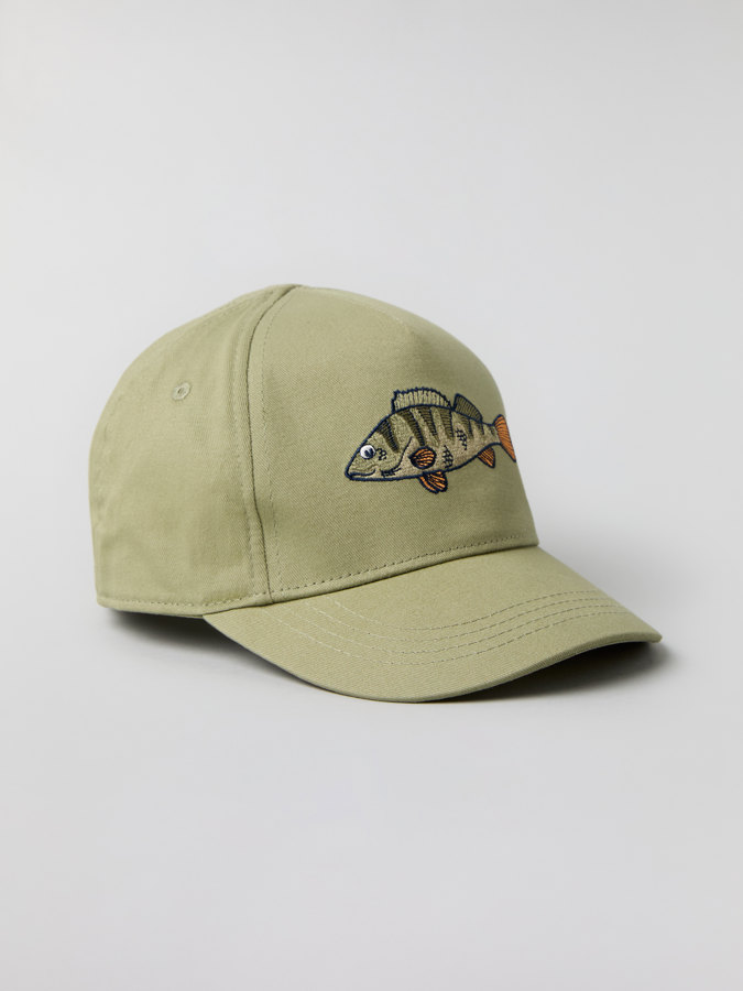 Cap with appliqué