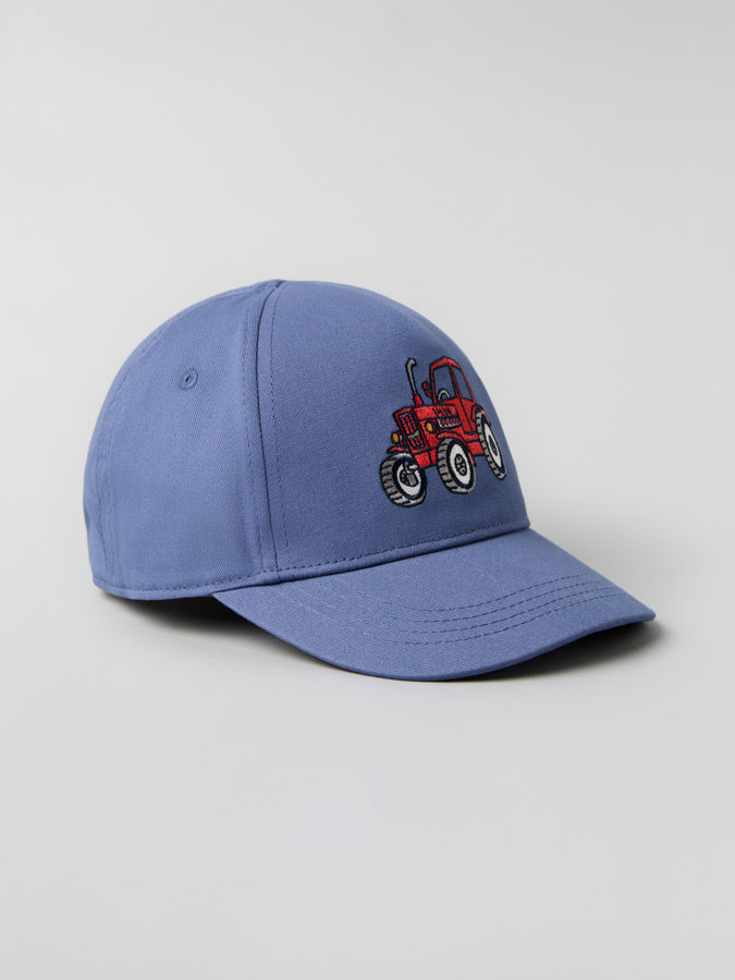 Cap with appliqué