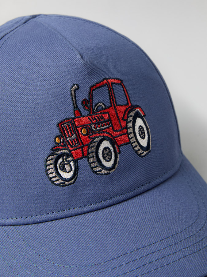 Cap with appliqué