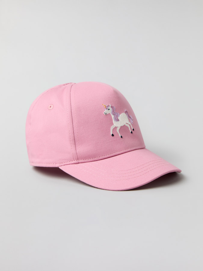 Cap with appliqué