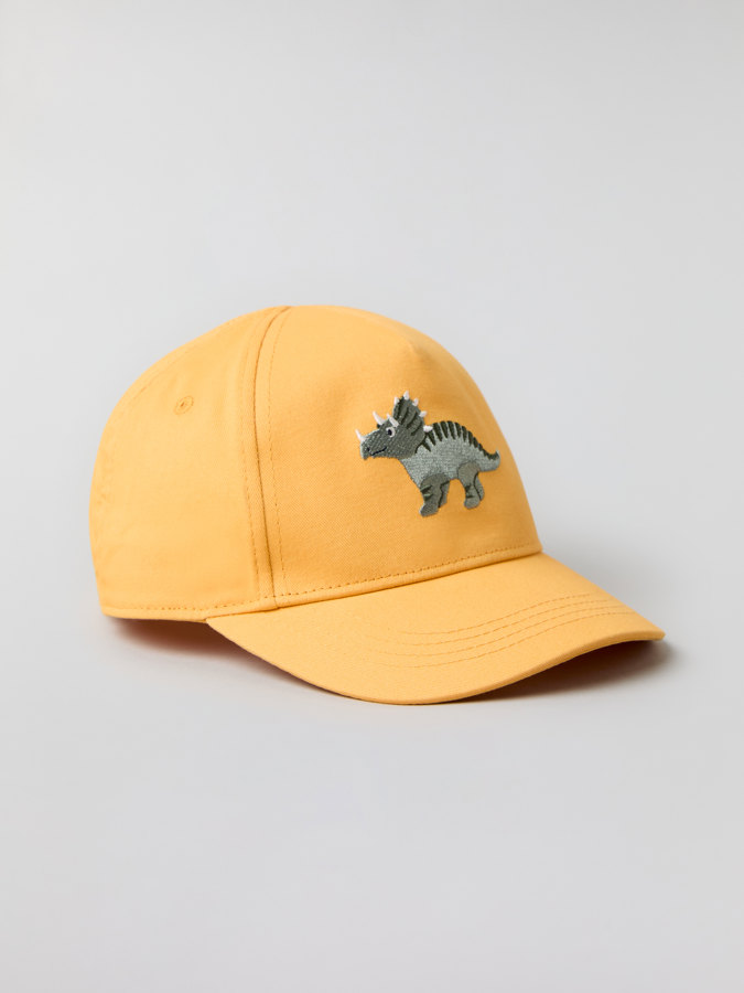 Cap with appliqué