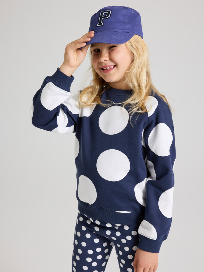 Cap with "P" appliqué