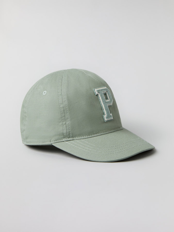 Cap with "P" appliqué