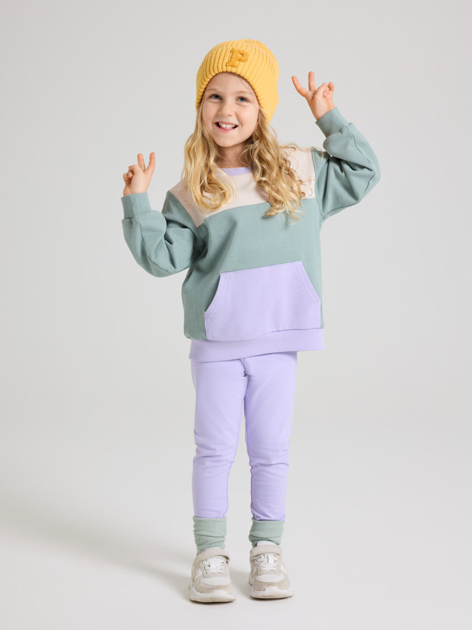 Sweatshirt with pocket