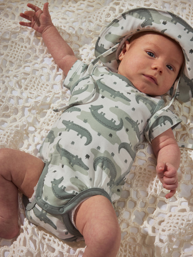 Short-sleeved babygrow with crocodile print