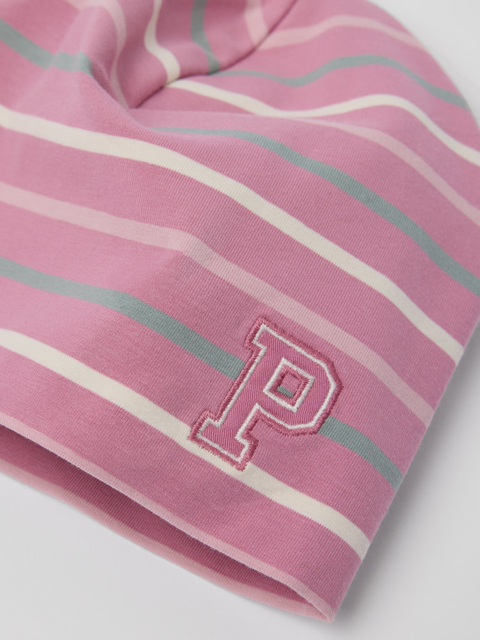 Striped jersey beanie with "P" appliqué