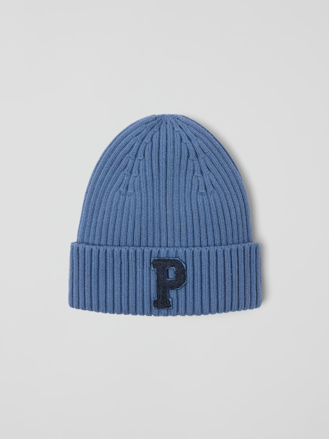Ribbed beanie with "P" appliqué