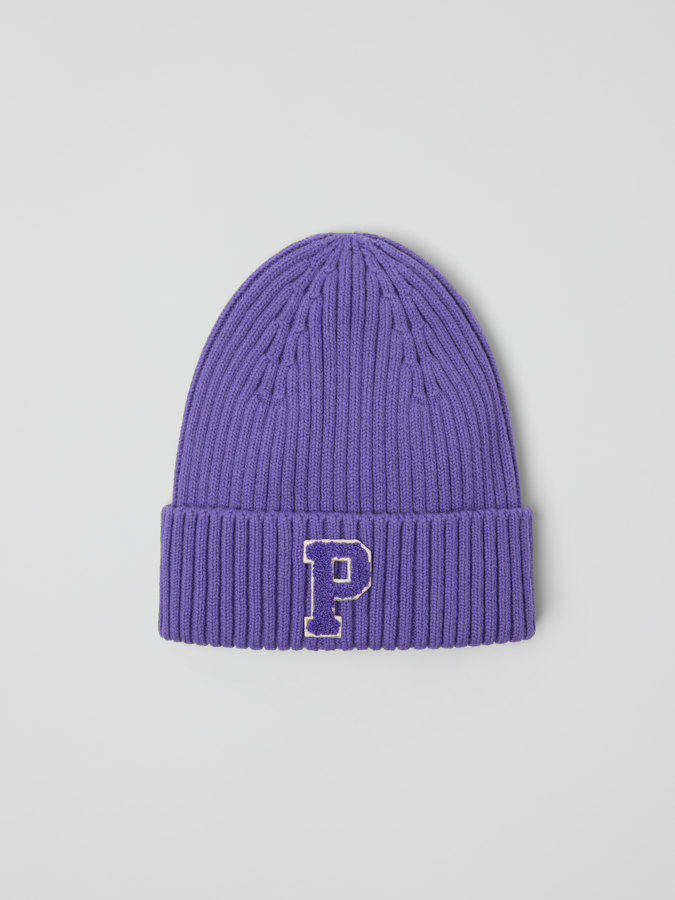 Ribbed beanie with "P" appliqué