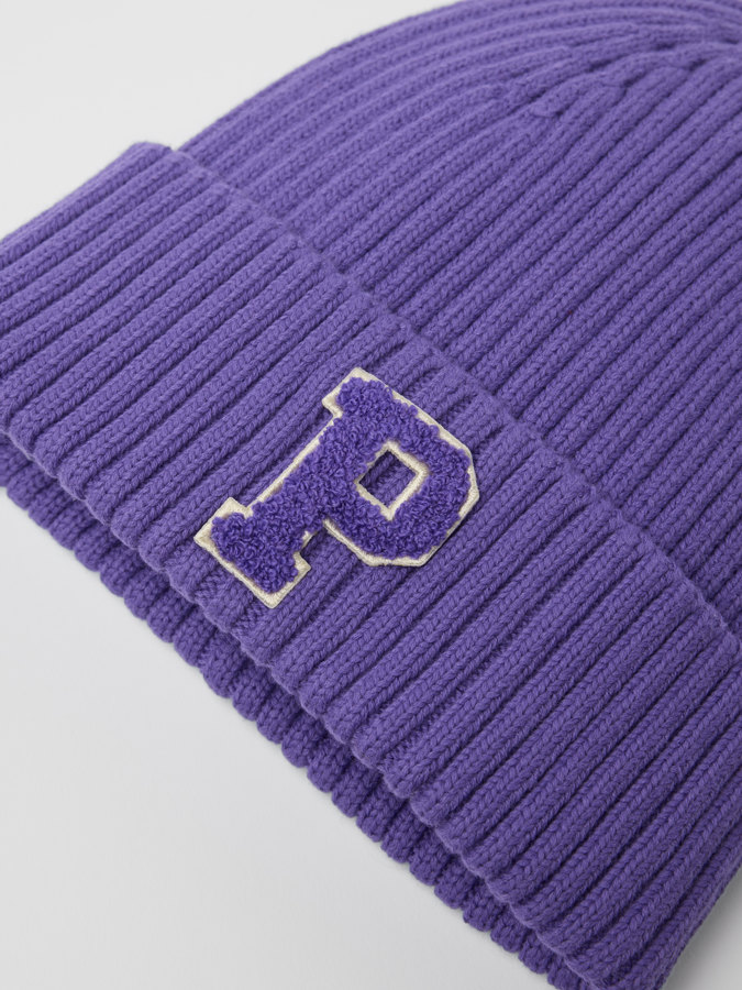 Ribbed beanie with "P" appliqué