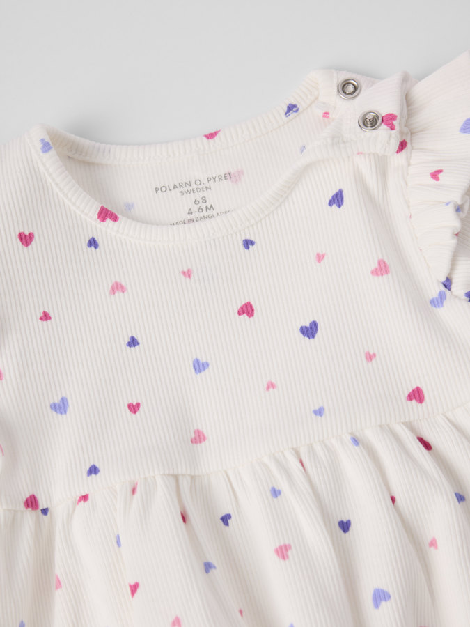 Ribbed dress hearts