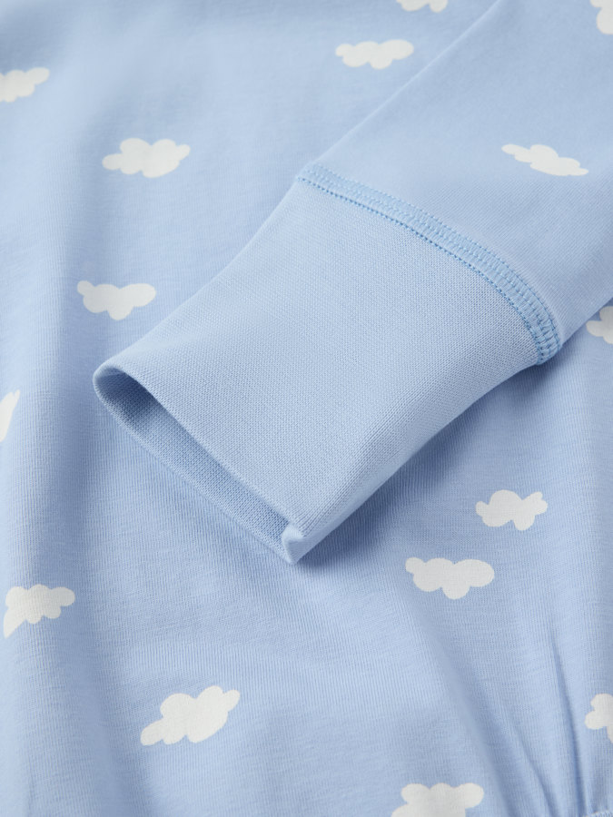 Extendable body, clouds