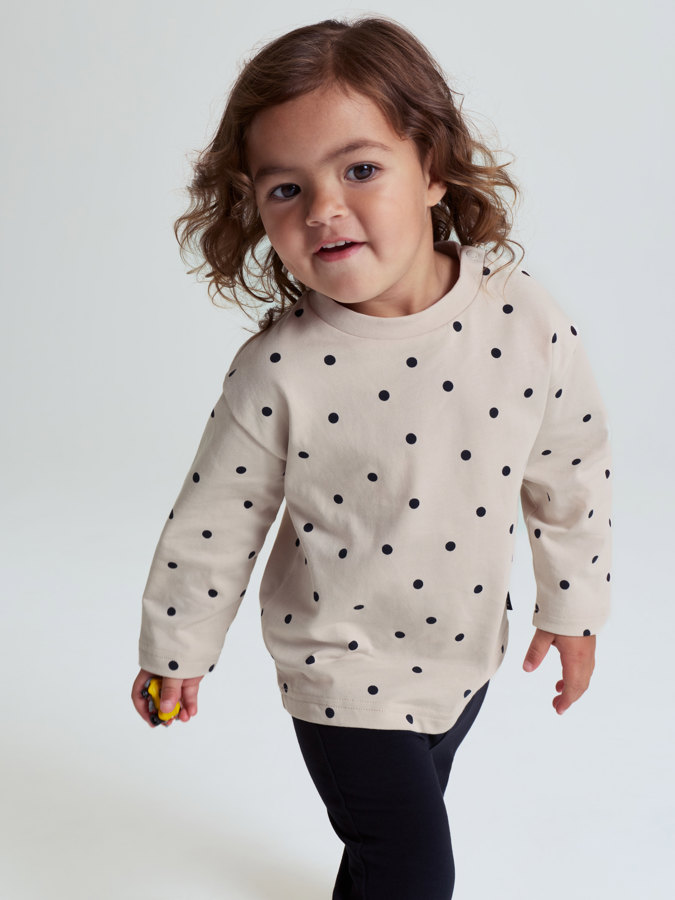 Long-sleeved polka dot t-shirt